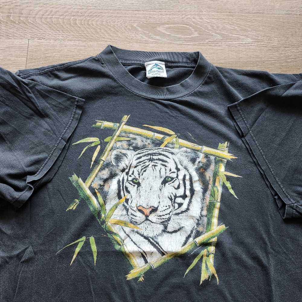 90s White Tiger Nature Graphic Tshirt